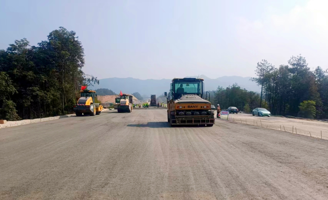 湖南建投交建公司G59新新高速组团方二标项目水稳底基层试验段完成摊铺